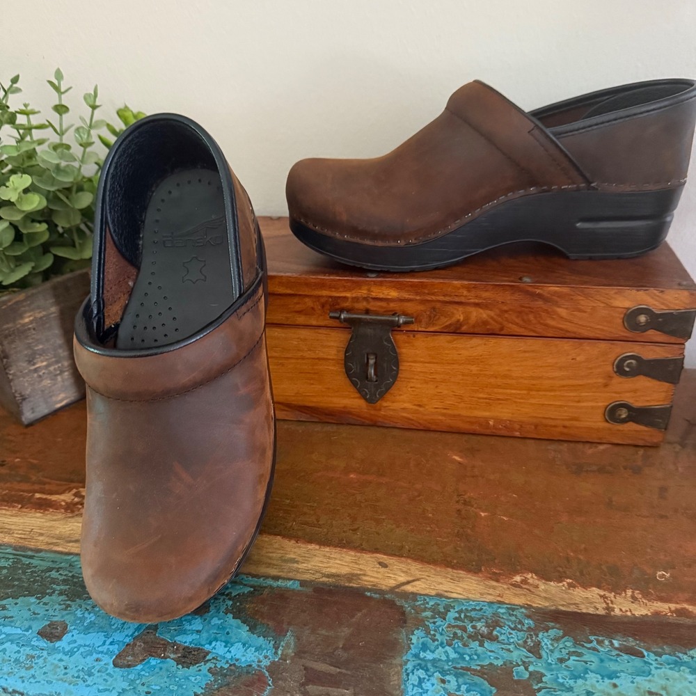 Dansko Professional Clogs Women 38 8 Brown Distressed Leather Comfort Work Shoes - Picture 2 of 6